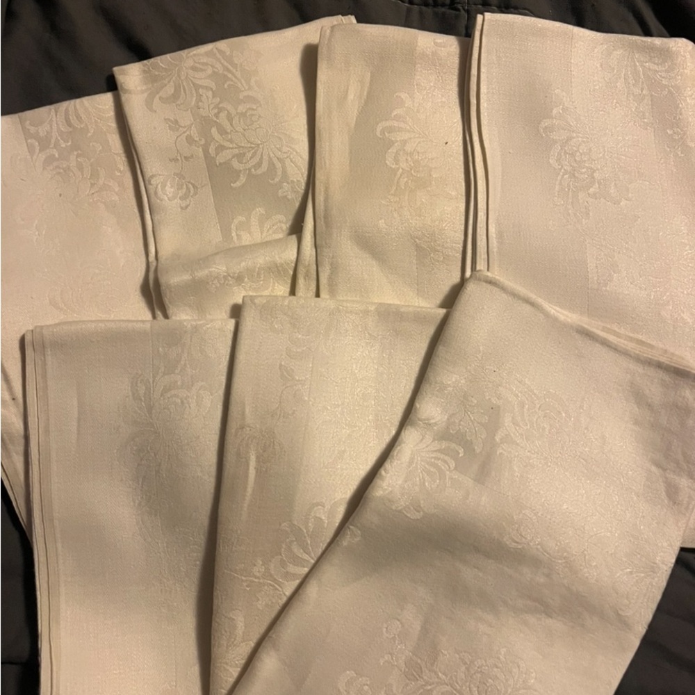 7 dinner napkins . Some toning may occur . Napkins have been stored and folded .